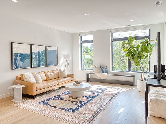 4th image of 1216 W Huron St #Penthouse 202