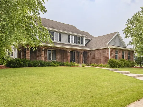 1903 Rockridge WAY, Waukesha, WI 53188