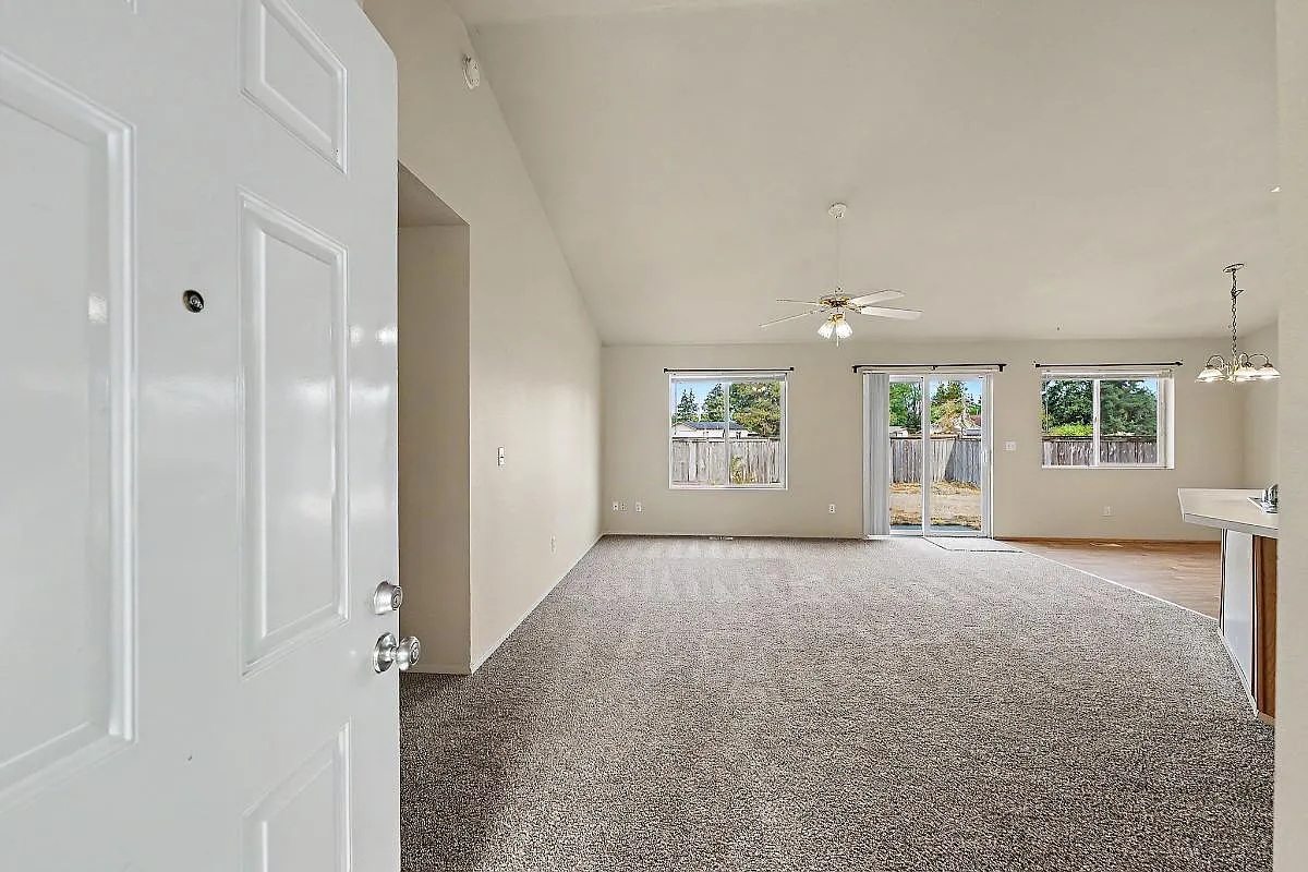 3 bed, 1204 sqft, $2,450 — Photo 4