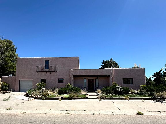 2nd image of 621 Palmer Ln