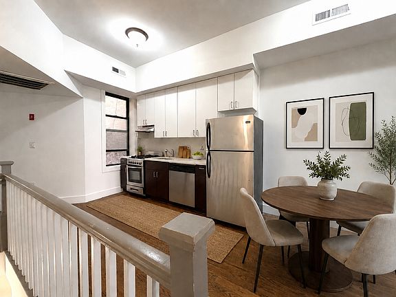 4th image of 285 Cornelia St APT 1r