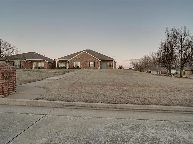 300 Glen Dr — Photo 35
