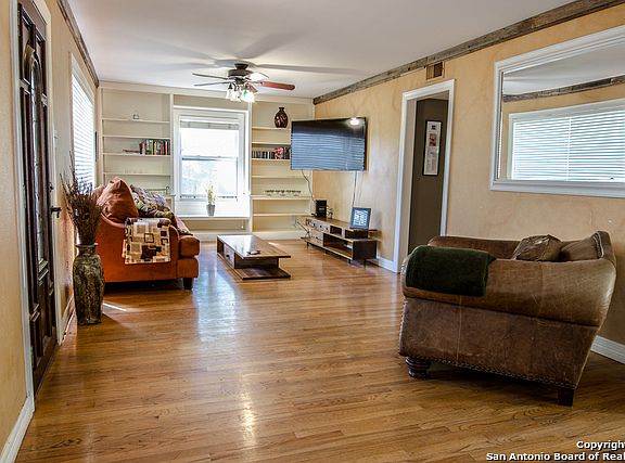 3rd image of 310 Serenade Dr
