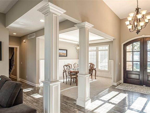 3rd image of 281 Yorkshire Ln