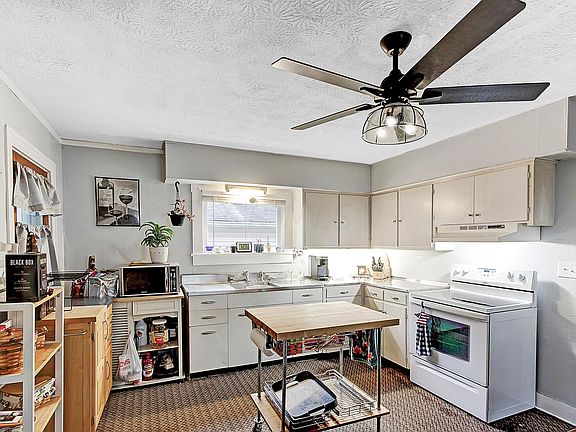 4th image of 215 E Ward St