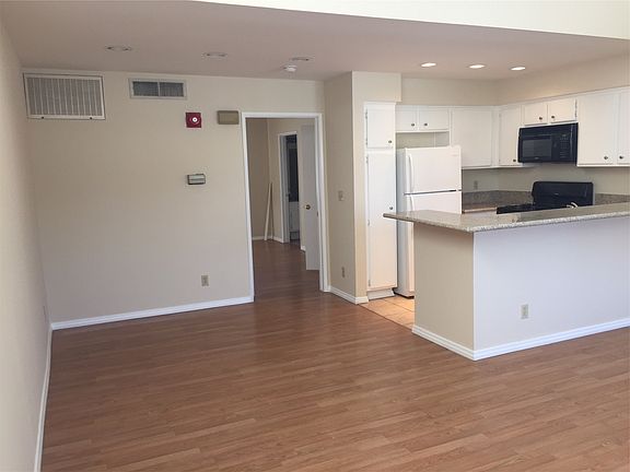 4th image of 13610 Moorpark St APT 204