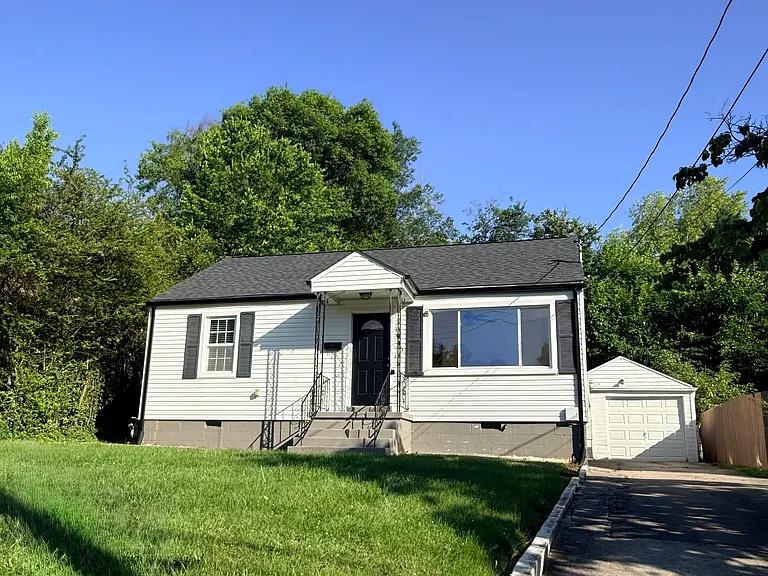 1040 Ashwood Pl — Photo 1