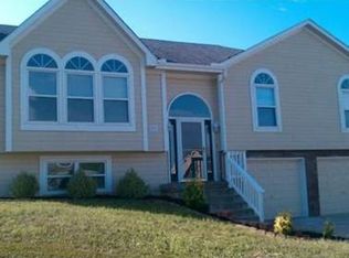 909 NE Sunshine Ct, Lees Summit, MO 64064