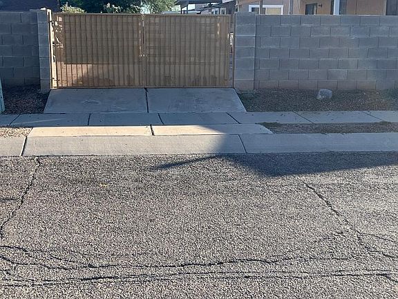 2nd image of 5035 S Bloomfield Dr