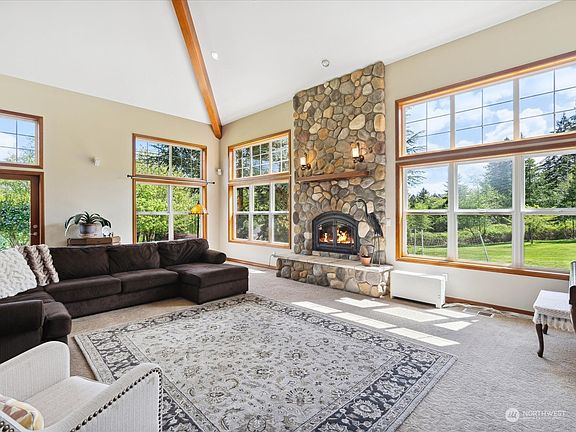3rd image of 15815 Crescent Valley Drive NW