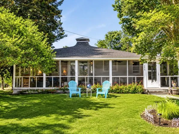 5290 Lakeview Rd, Chincoteague Island, VA 23336
