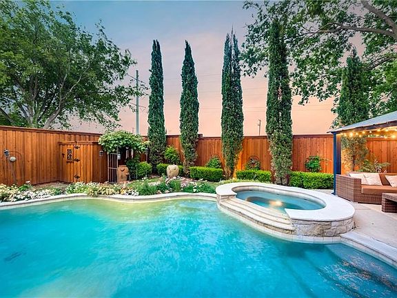 A Backyard paradise awaits you! Hauk Saltwater Pepple tec pool with hot tub are calling your name on those hot summer days and nights coming up around the corner!