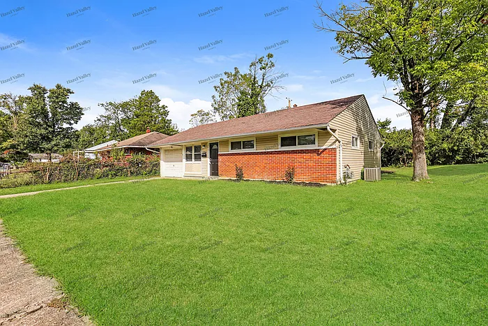 3 bed, 1.0 bath, 918 sqft, $1,495 — Photo 3