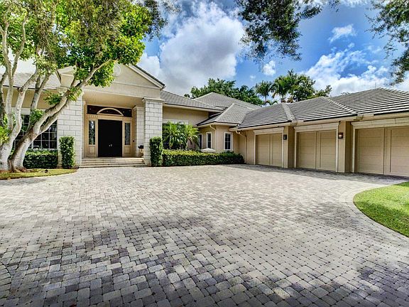 Home For Sale In Woodfield Country Club