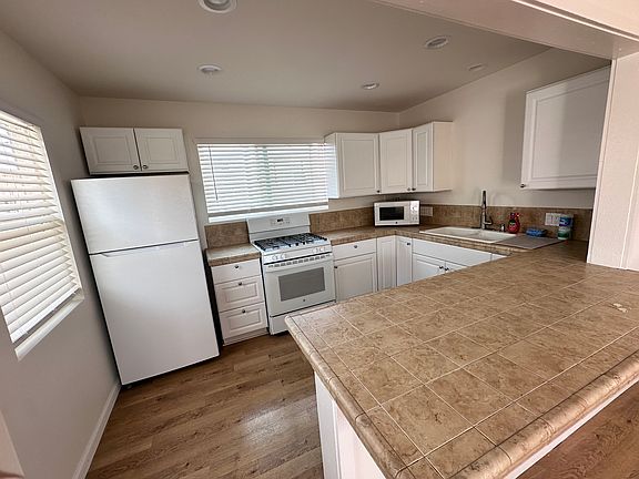 4th image of 4020-22 Promontory St #4022