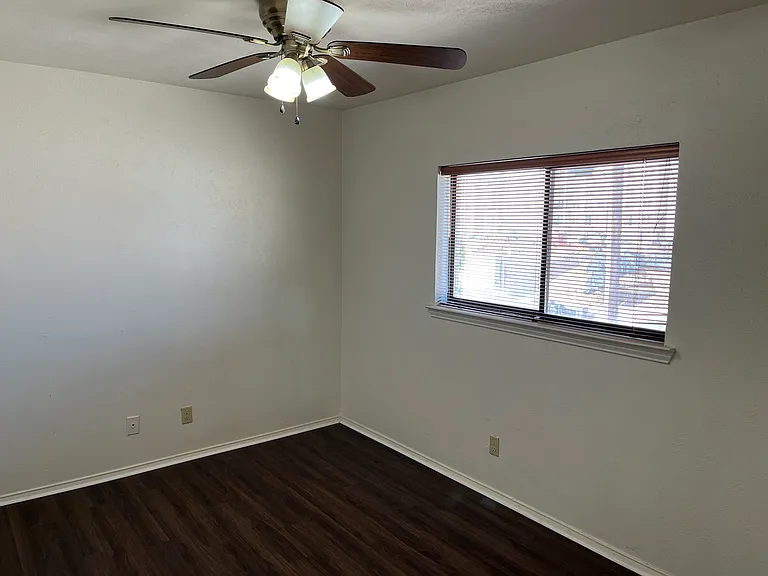 1429 Eagle Dr — Photo 3