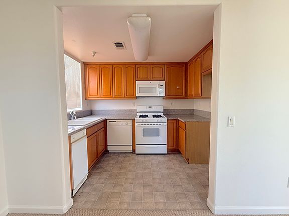 3rd image of 3317 Del Mar Ave APT D