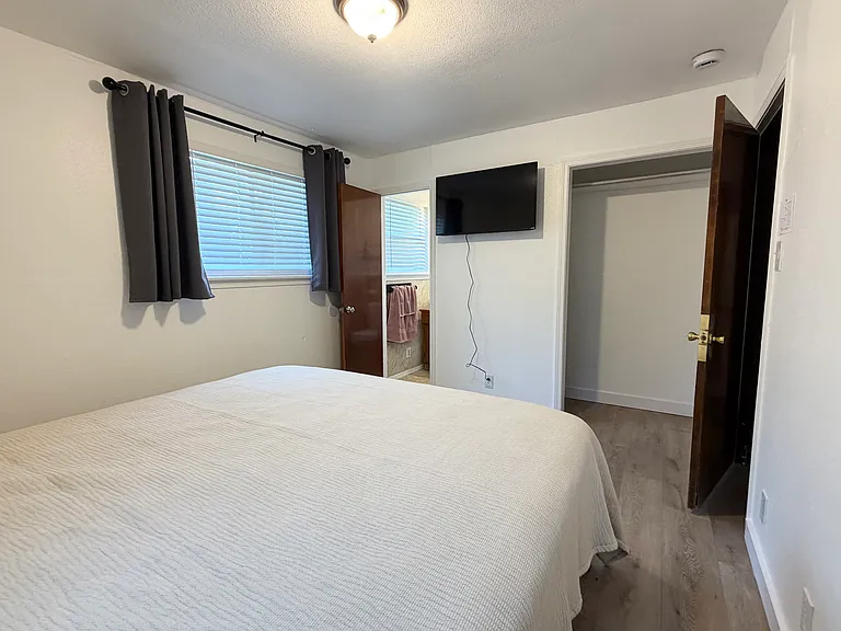 1009 Meadow Park Dr — Photo 3