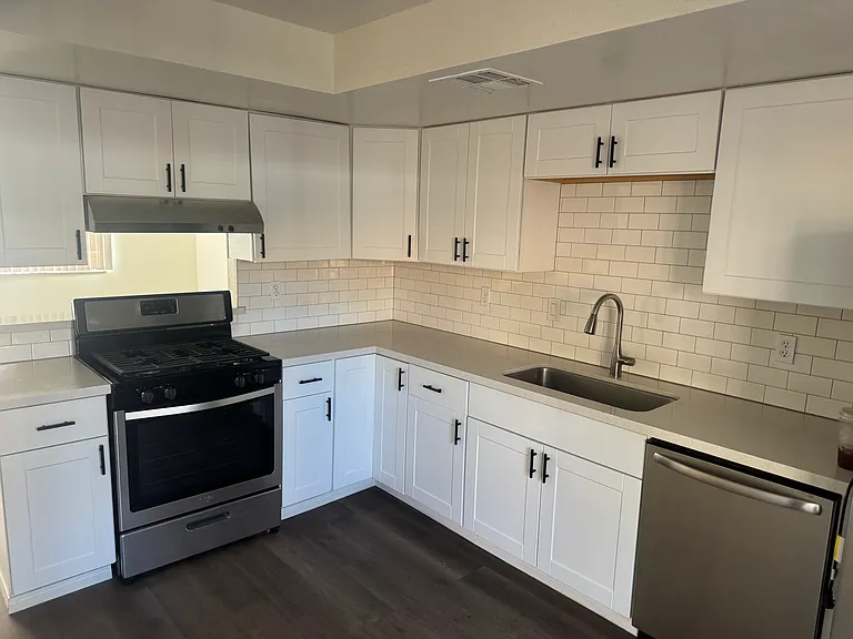 928 W Graaf Ave #A — Photo 3