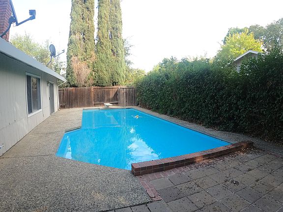 3rd image of 3316 Laguna Ave
