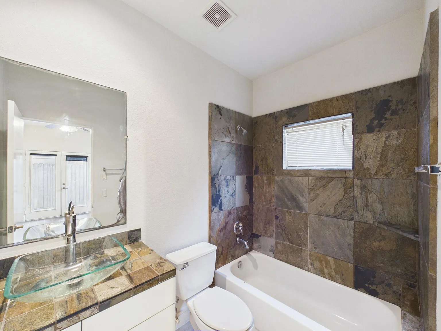 3 bed, 3.5 bath, 2157 sqft, $2,850 — Photo 3