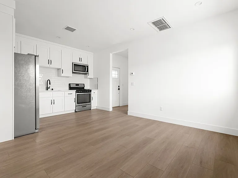 14531 Dickens St — Photo 6