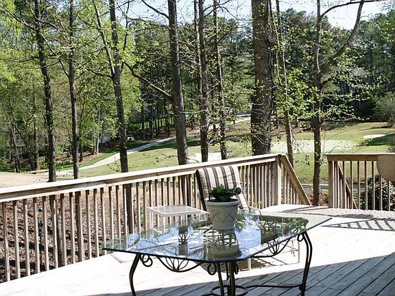 Spacious Deck overlooking Panormaic Golf Views/low maintenance level yd!