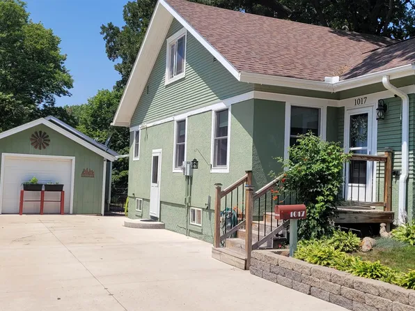 1017 N 5th St, Estherville, IA 51334