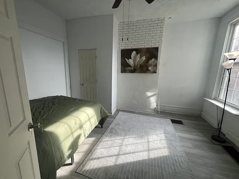 822 Adelaide St — Photo 6