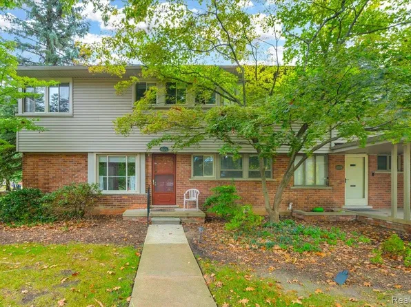 1076 Stratford Ln, Bloomfield Hills, MI 48304