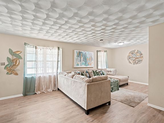 4th image of 927 Poinsettia Dr