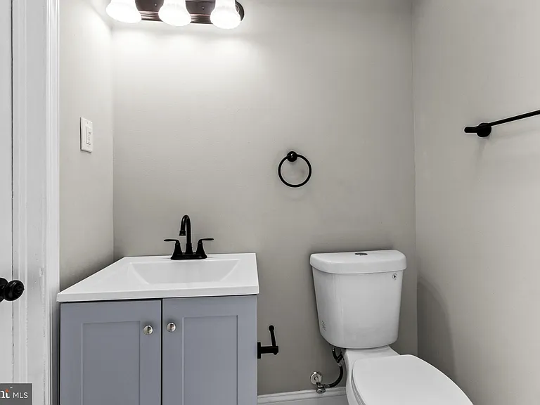 1072 Tremont Dr — Photo 16