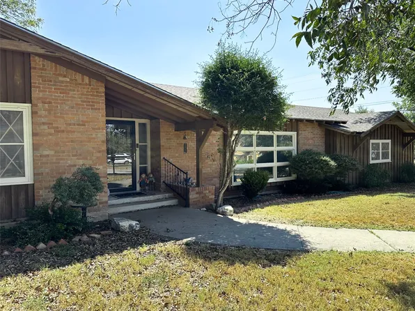 400 N Elm St, Comanche, TX 76442