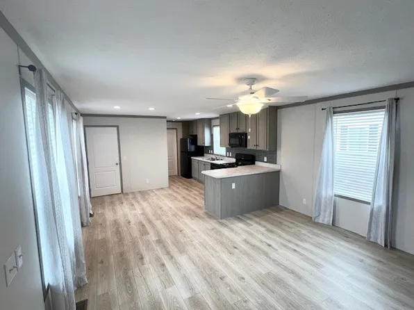 476 N Kensington Dr, Dimondale, MI