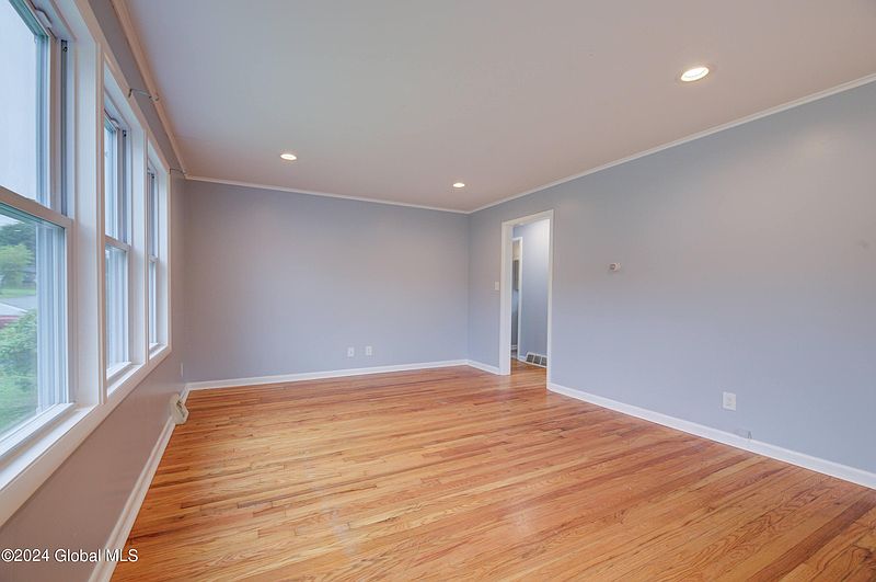 5th image of 25 Lee Avenue
