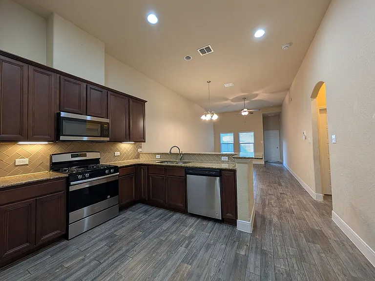 1243 Old FM 306 — Photo 10