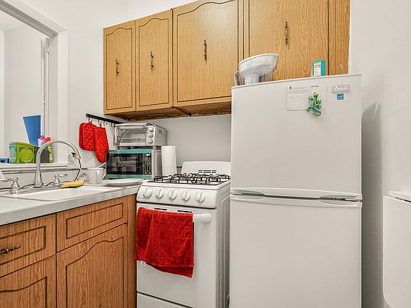 4th image of 419 E 87th St #1D