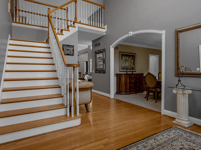 2185 Roswell Dr — Photo 2