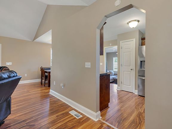 5th image of 14 Hazelwood Ln