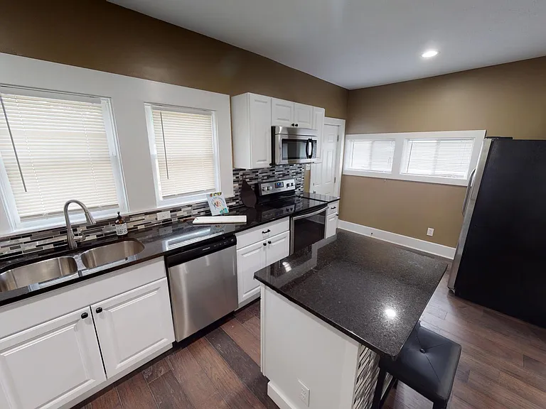 917 N Parker Ave — Photo 5