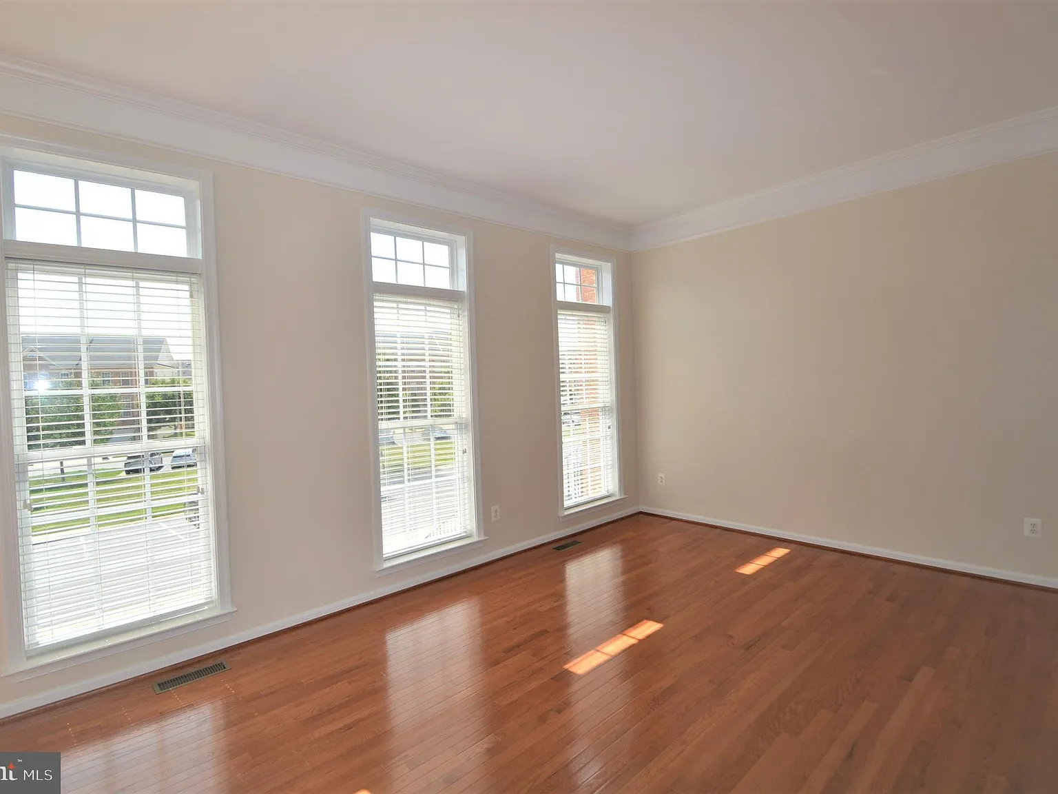3 bed, 4.0 bath, 2568 sqft, $3,195 — Photo 4