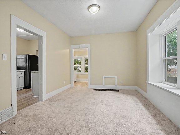 5th image of 944 Redfern Ave
