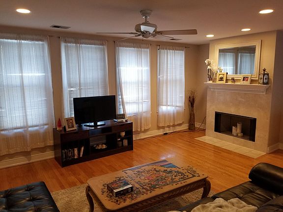 4th image of 2655 N Southport Ave #2