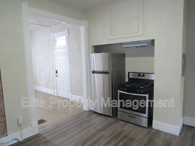 713 W 10th St #1 — Photo 5