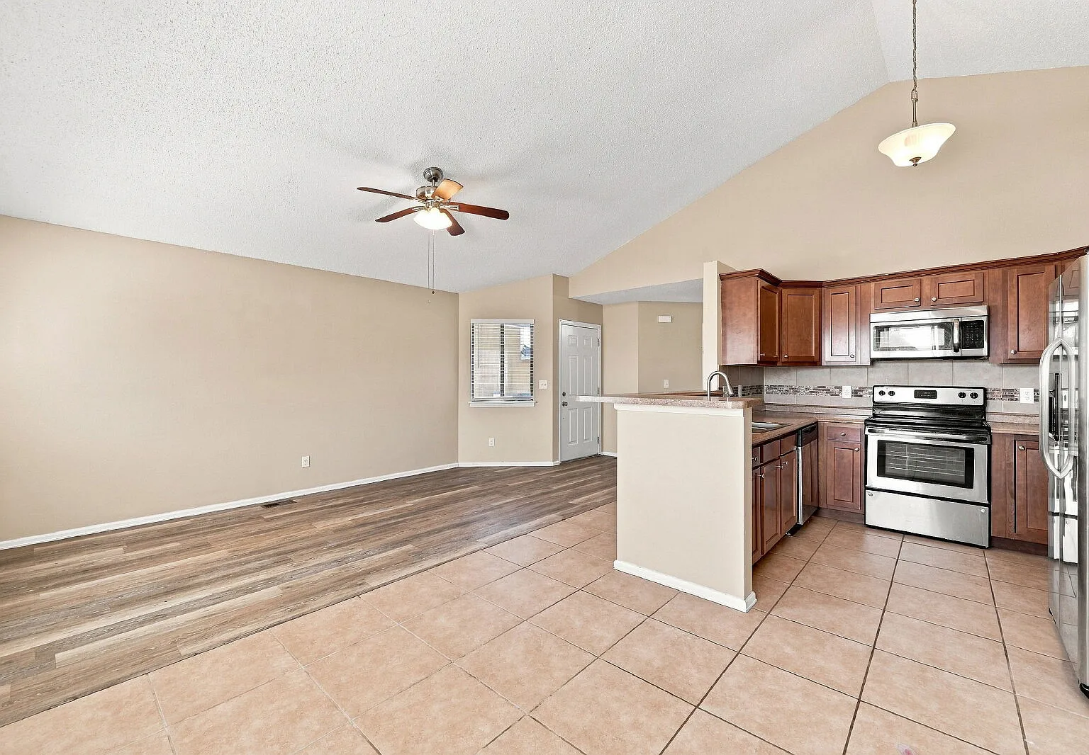 3 bed, 3.0 bath, 1758 sqft, $2,146 — Photo 2