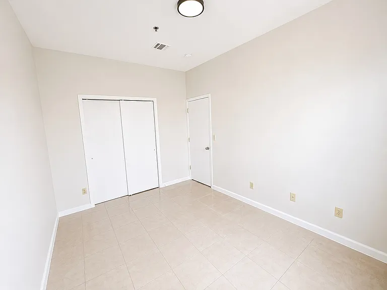 146 N Grove St — Photo 22
