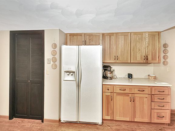 4th image of 714 Honeysuckle Dr