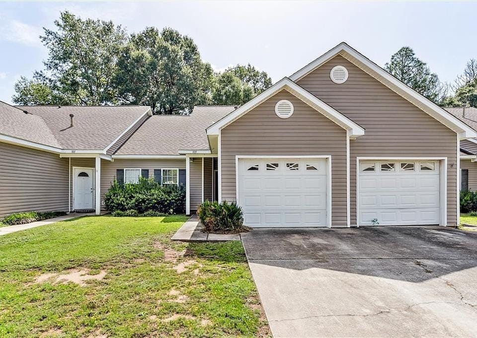 View of front facade with a garage and a front yard