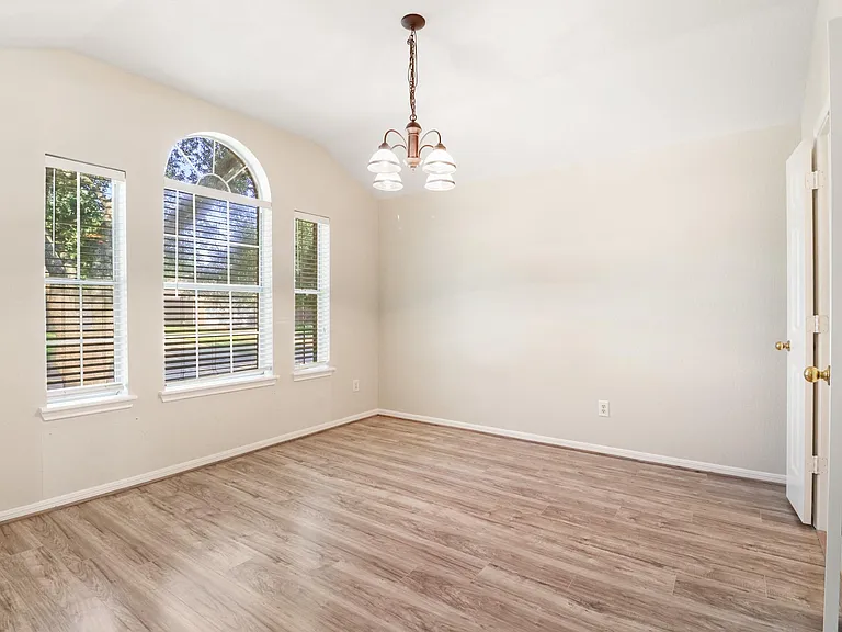 14615 Rochelle Ct — Photo 6