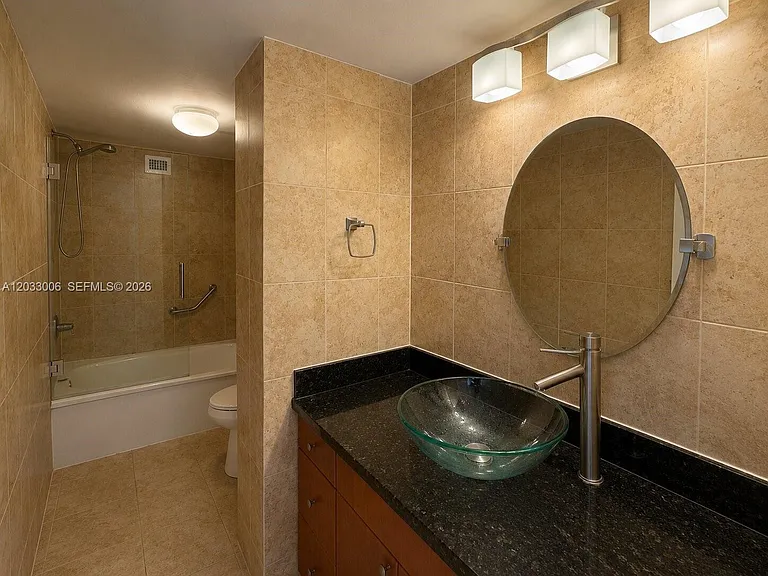 1000 Parkview Dr #415 — Photo 3